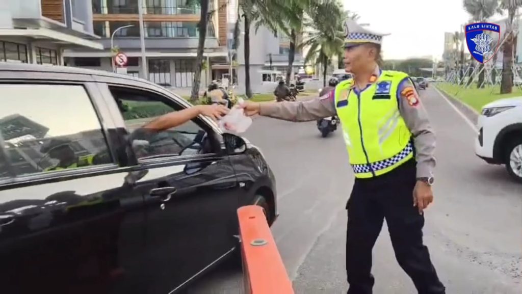 Tak Hanya Atur Lalu Lintas, Unit Turjawali Polres Metro Bekasi Kota Bagikan Takjil di Bundaran Piramid