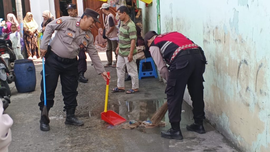 Polsek Metro Penjaringan Bersih-Bersih Masjid, Wujudkan Ramadhan Aman, Sehat, dan Nyaman