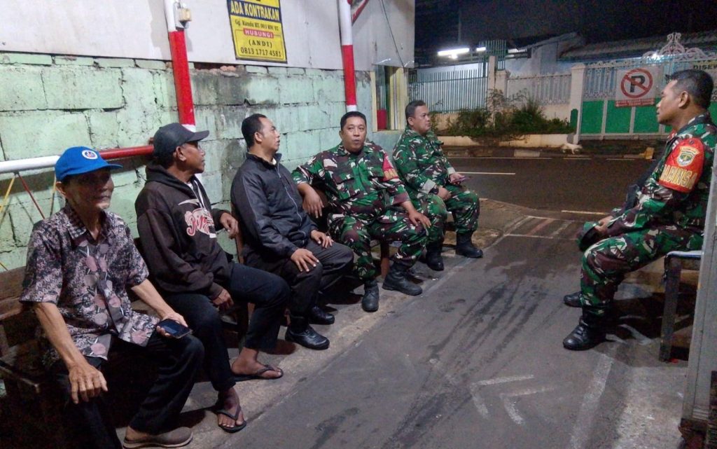 Sinergi Aparat dan Warga, Koramil 02/Matraman Gelar Patroli Sahur Ciptakan Wilayah Aman dan Kondusif