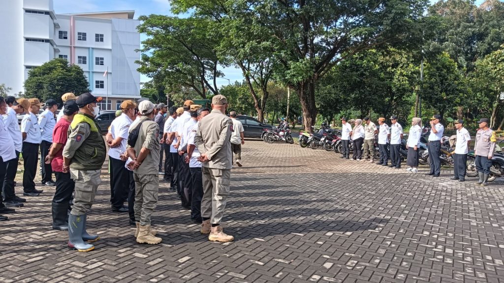 SINERGITAS TIGA PILAR GELAR APEL GABUNGAN DAN PENERTIBAN REKLAME TAK BERIZIN DI PADURENAN MUSTIKAJAYA