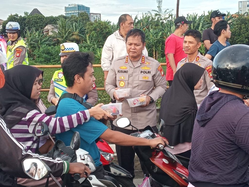 Polri Peduli, Aksi Simpatik Kapolres Metro Bekasi Kota Bagi – Bagi Takjil Untuk Berbuka Puasa dan Borong Takjil Pedagang UMKM di Grand Kemala Lagoon