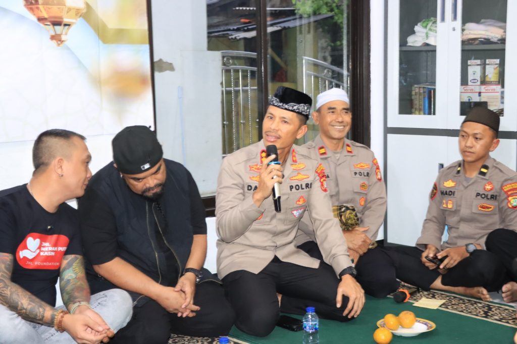 Gandeng Influencer dan Artiis Ibukota, Wakapolres Metro Bekasi Kota Santuni Yatim dan Pemulung di Teluk Pucung