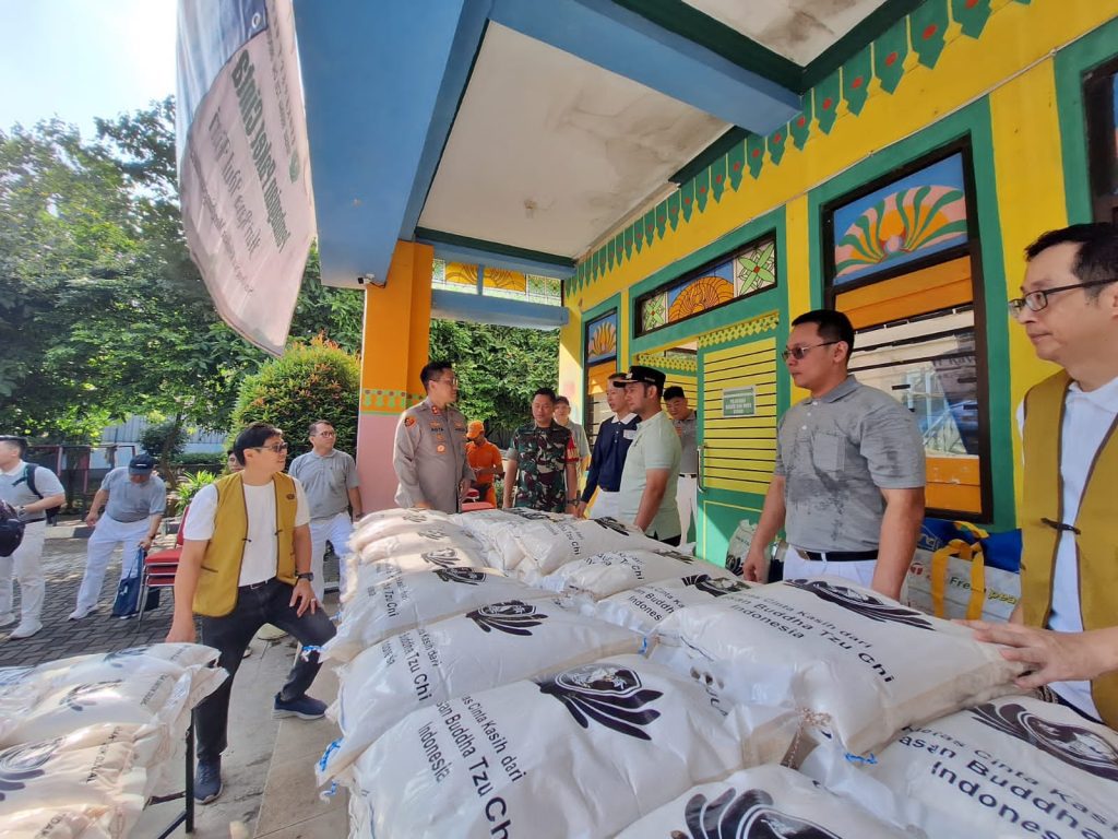 KEPEDULIAN UNTUK SESAMA: 1.500 WARGA KAPUK MUARA TERIMA BANTUAN SEMBAKO DARI YAYASAN BUDDHA TSU CHI