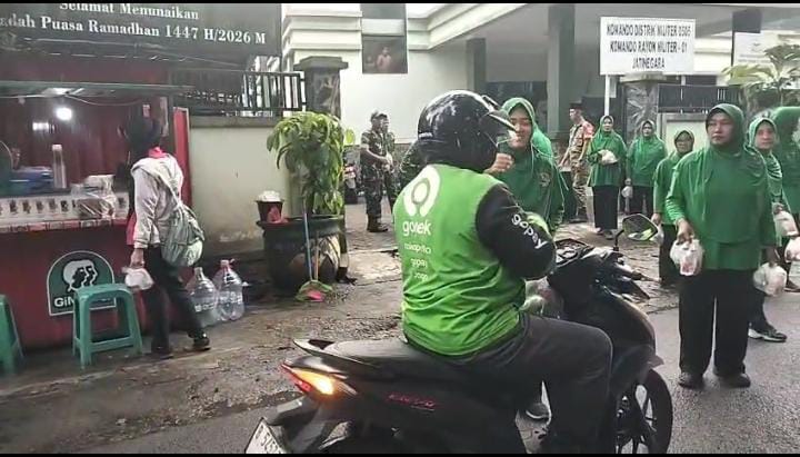 Aksi Humanis Koramil Jatinegara, Gandeng Persit Bagikan Ratusan Takjil untuk Ojol dan Warga