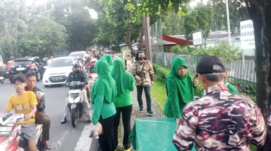 Sinergi Persit dan FKPPI Pasar Rebo-Ciracas Bagikan Takjil, Hangatkan Suasana Ramadhan