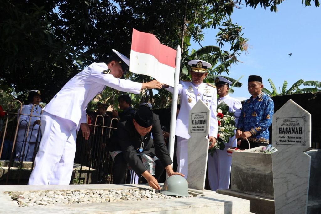 Sebagai Penghormatan Jasa Pahlawan, Tri dan Harris Bobihoe Sematkan Helm di Makam Matnuin Hasibuan.