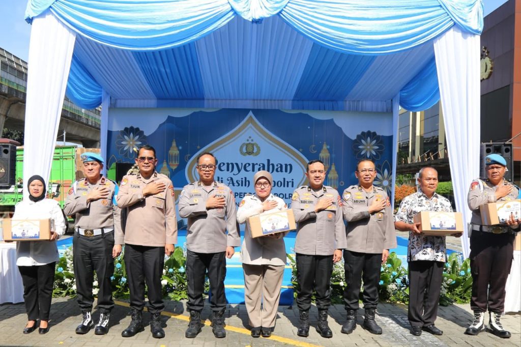 Jelang Lebaran, Kapolri Salurkan Tali Asih dan Sembako kepada Personel Polri