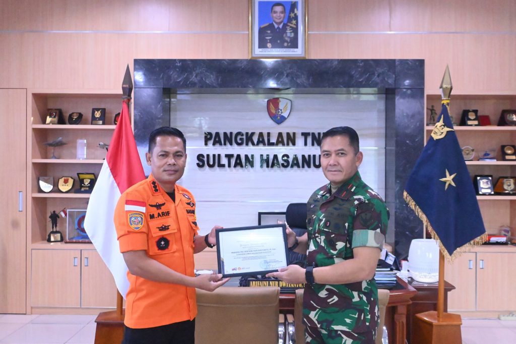 Danlanud Sultan Hasanuddin Terima Penghargaan Basarnas atas Dedikasi Operasi SAR ATR 42-500