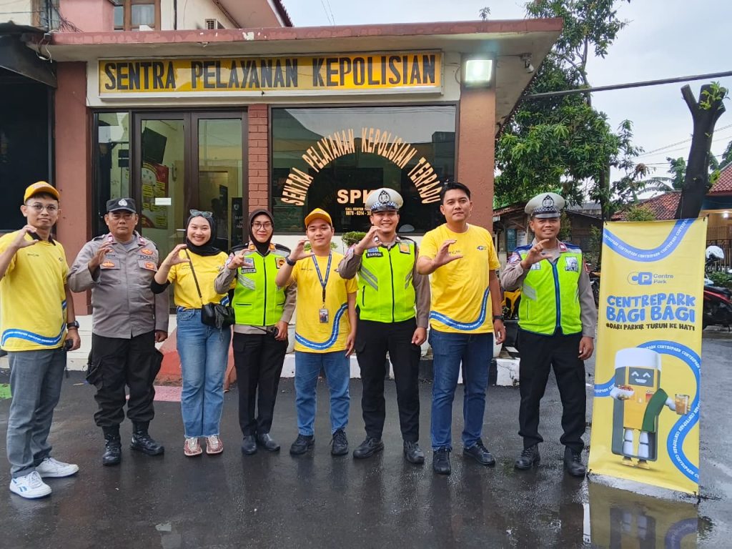 Polsek Bantar Gebang Bersama Centrepark Bagikan 150 Takjil kepada Pengguna Jalan dalam Program Beyond Trust Presisi.