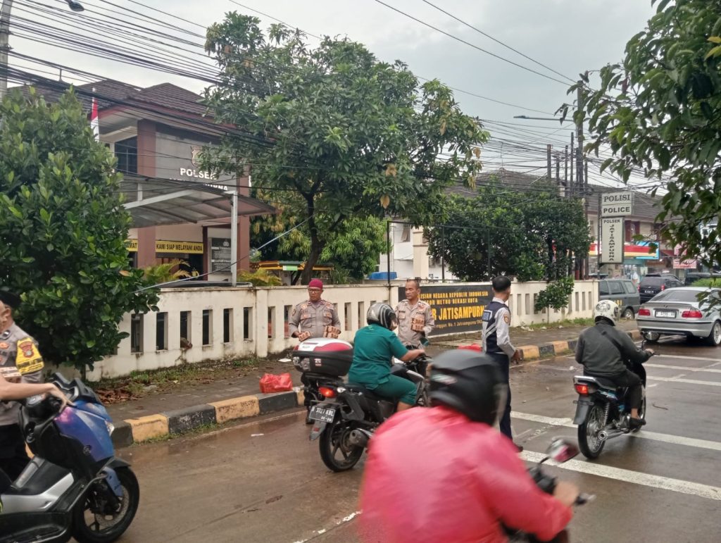 Polsek Jatisampurna Bagikan Takjil Gratis, Sambil Ingatkan Pengendara Pentingnya Pakai Helm