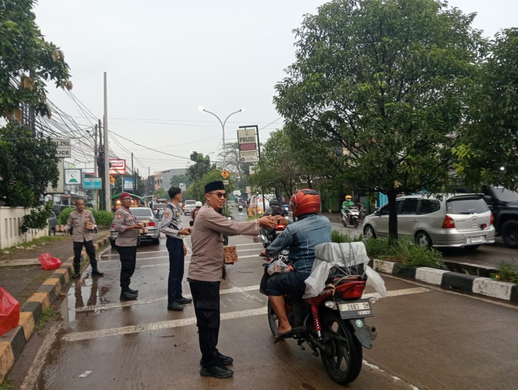 Tak Sekadar Berbagi Takjil, Polsek Jatisampurna Edukasi Pengendara Tertib Berlalu Lintas