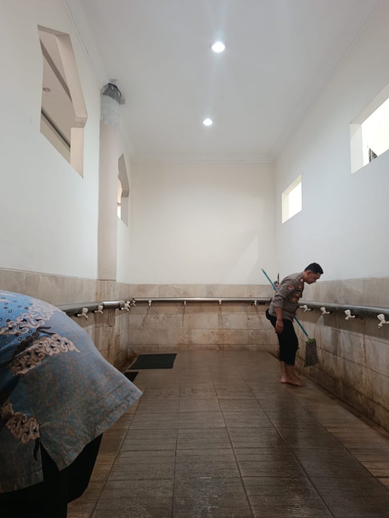 Sambut Ramadhan, Personel Polsek Medan Satria Gelar Aksi Bersih-bersih Masjid lewat Program ‘BANG JASRI’