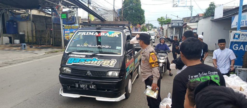 Sinergi Tanpa Sekat, Bhabinkamtibmas Pondok Gede Gandeng Ormas Bagikan 450 Paket Takjil