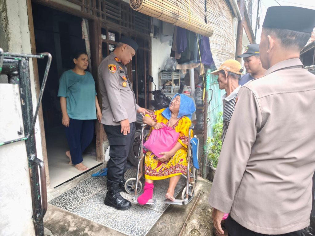 Jumat Berkah Ramadhan, Polsek Bekasi Barat Sambangi Warga Sakit Menahun dan Salurkan Bantuan Sembako