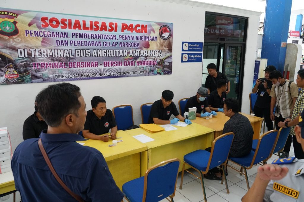 POLDA METRO JAYA MENJAMIN PENGEMUDI BUS BEBAS NARKOBA MENJELANG ARUS MUDIK LEBARAN