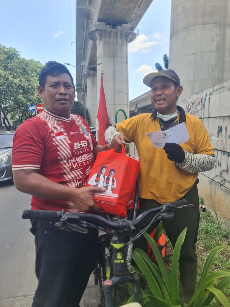 Senyum Bahagia Pak Dahlan Pahlawan Kebersihan Cikunir Saat Terima Bingkisan Lebaran Dari Wawali Harris Bobihoe