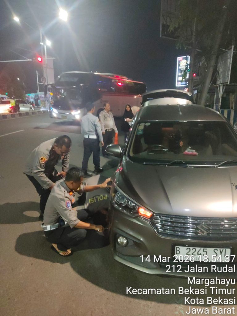 Polisi Humanis, Bantu Pengendara Alami Ban Kempes di Bekasi Timur