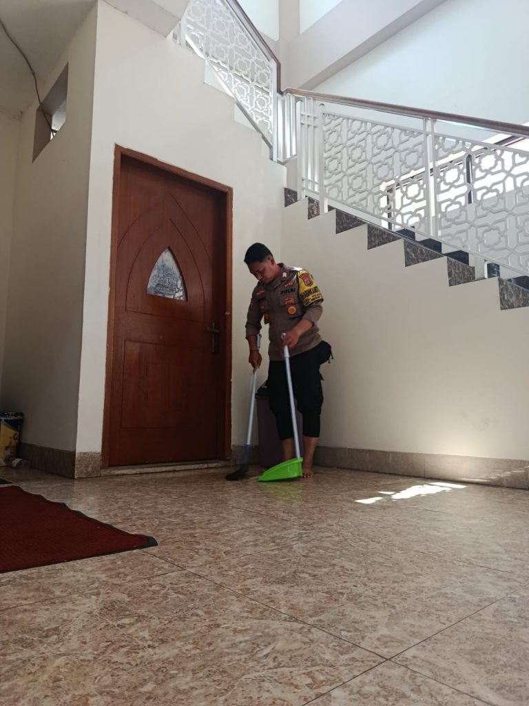 Jaga Kesucian Masjid, Polsek Medan Satria Gelar Aksi ‘Bang Jasri’ di Masjid Baitul Jannah