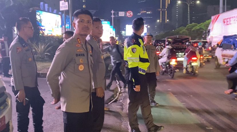 Turun Langsung ke Jalan, Kapolres Metro Bekasi Kota Urai Kemacetan Arus Mudik di Pos Yan Hypermal