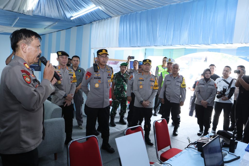 Pejabat Utama Polda Metro Jaya Cek Pos Pelayanan Tol Jakarta–Merak, Pastikan Arus Mudik Aman dan Lancar