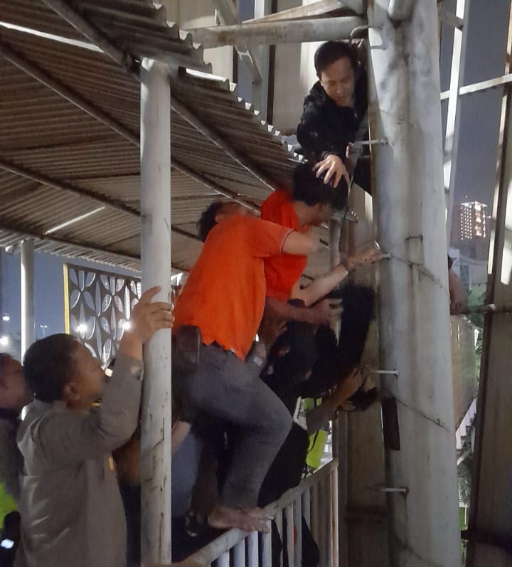 Dramatis! Kapolres Metro Bekasi Kota Bujuk Pria yang Hendak Loncat dari JPO Mega Bekasi