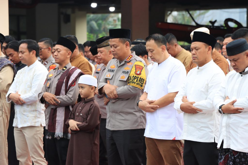 Kapolres Metro Bekasi Kota dan Jajaran Gelar Sholat Idul Fitri 1447 H tahun 2026 di Halaman Mapolres