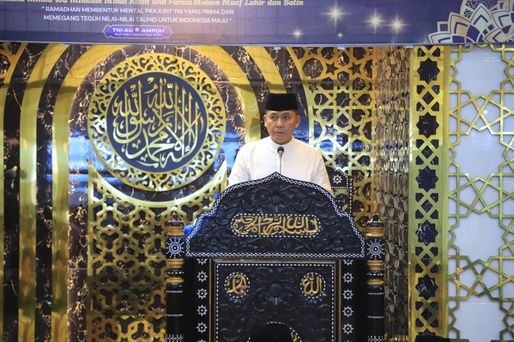 Umat Muslim Lanud Sultan Hasanuddin Laksanakan Sholat Idul Fitri di Masjid Nurussamawat