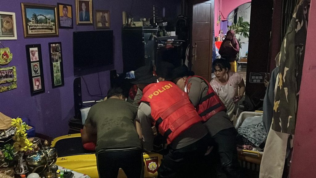 Warga Terdampak Banjir Hubungi Layanan 110, Dit Samapta PMJ Evakuasi Warga Terdampak Banjir di Ciracas