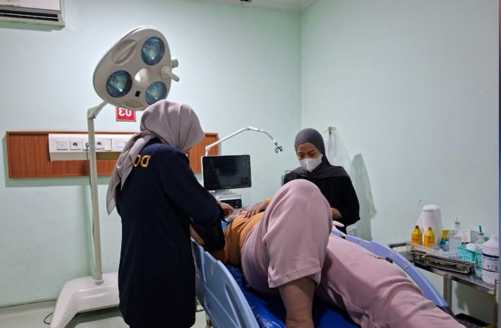 TEMUKAN WARGA KECELAKAAN SAAT PATROLI OPS KETUPAT: KAPOLRES METRO BEKASI EVAKUASI KORBAN LAKA LANTAS KE RSUD