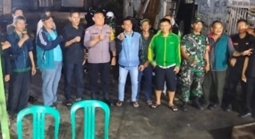 Koramil 06/Cakung Hadirkan Rasa Aman di Tengah Masyarakat Saat Patroli/Siskamling.