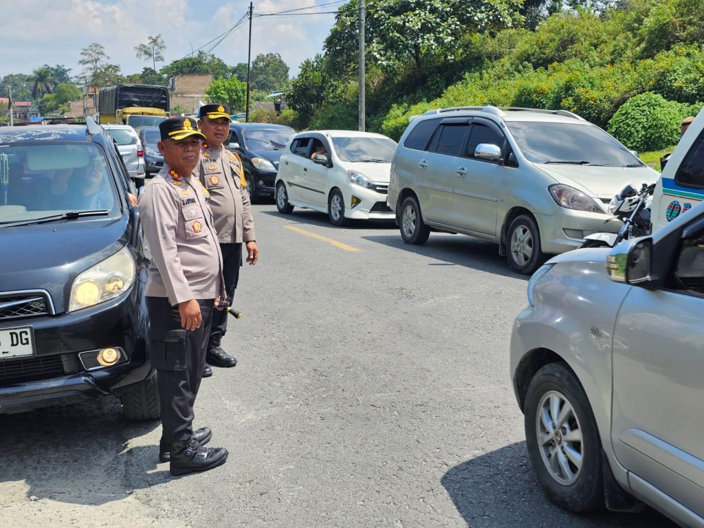 Kapolres Simalungun Turun Langsung Ke Lapangan, Pimpin Penguraian Arus Lalu Lintas Di Jalur Lintas Toba-parapat Saat Pengamanan Arus Balik Lebaran