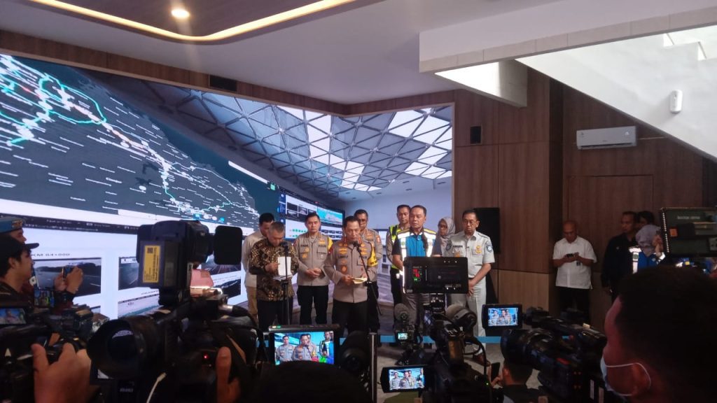 Tinjau JMTC Jatiasih, Kapolri Listyo Sigit Putuskan Tambah Personel di Jalur Mudik