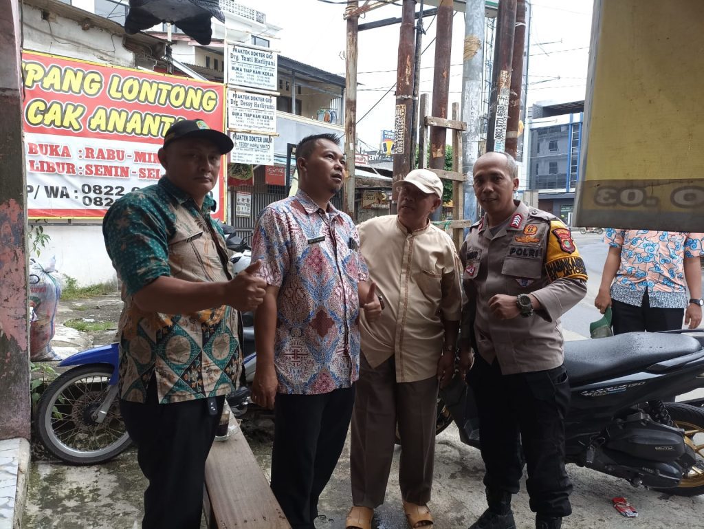 Tingkatkan Infrastruktur, Bhabinkamtibmas Jaticempaka Kawal Pengukuran Jalan Anugerah