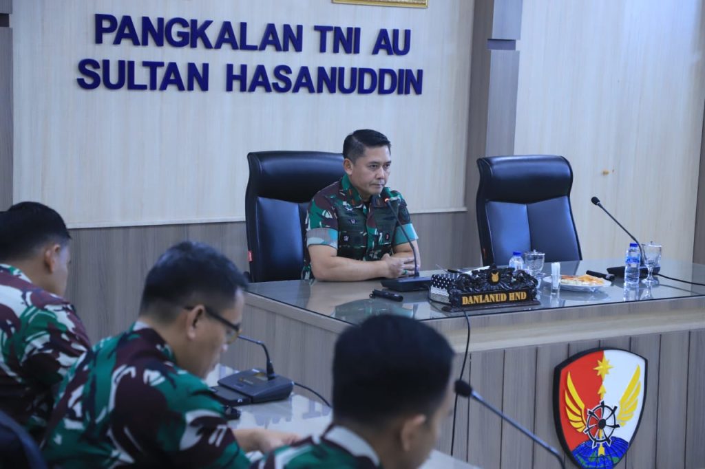 Komandan Lanud Sultan Hasanuddin Pimpin Rapat Staf, Tekankan Kepemimpinan Berbasis Keteladanan dan Kecerdasan Emosional