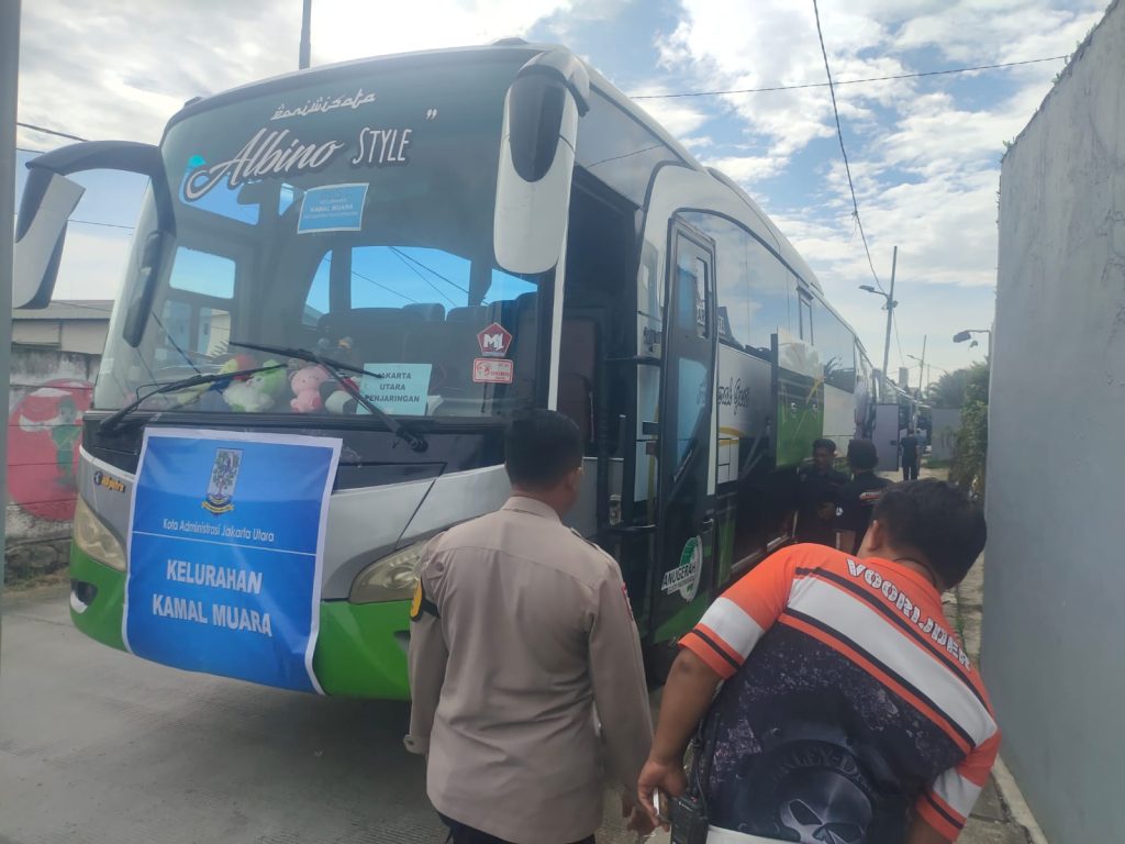 Pastikan Keamanan Peserta Pasar Murah, Kapolsek Metro Penjaringan Monitoring Keberangkatan Bus