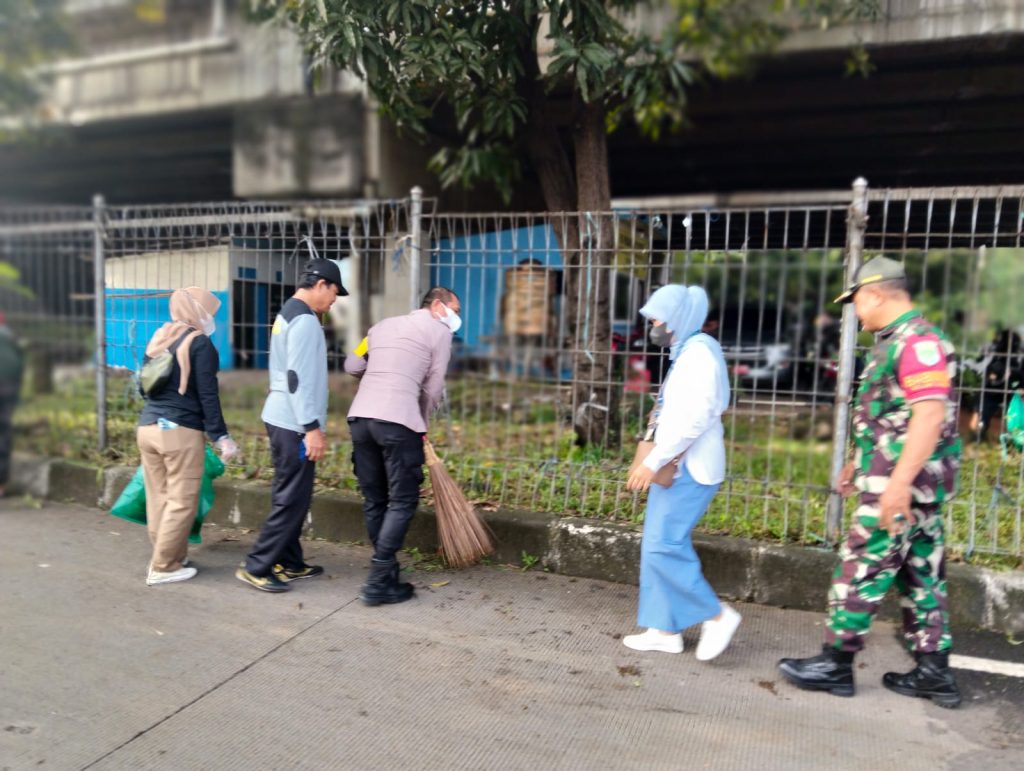 Hari Peduli Sampah Nasional, Camat dan Wakapolsek Pondok Gede Turun Tangan Bersihkan Bundaran JORR