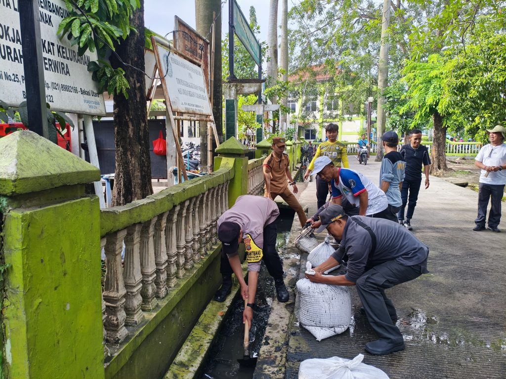 Peringati HPSN 2026, Lurah hingga Bhabinkamtibmas Perwira Kompak Bersihkan Saluran Air