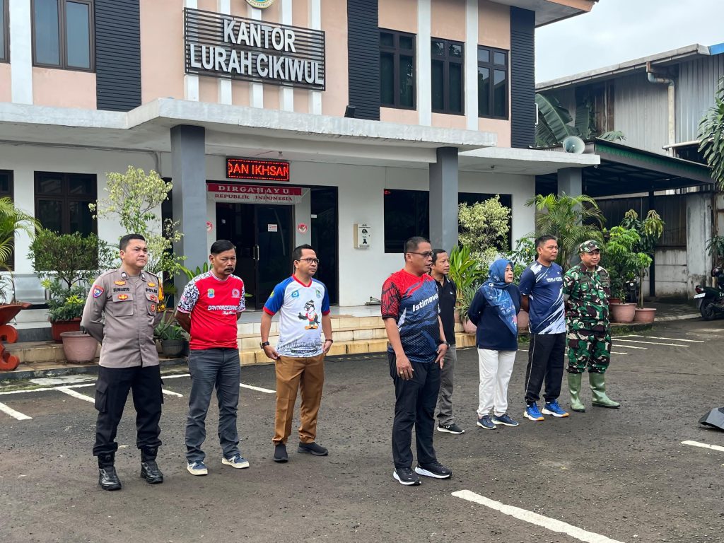 Bahu-Membahu di Pangkalan 2, Bhabinkamtibmas dan Babinsa Cikiwul Gelar Aksi Bersih Lingkungan