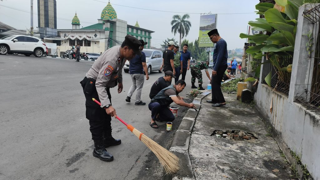 Semarak Hari Peduli Sampah Nasional, Aparat Gabungan Pondok Gede Beraksi di Simpang Caman