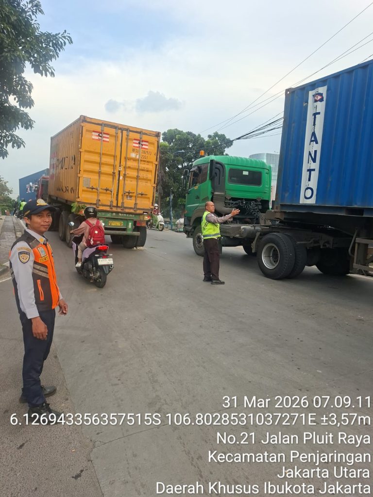 Truk Kontainer Mogok di Jembatan Pluit Raya, Polsek Metro Penjaringan Gerak Cepat Urai Kepadatan