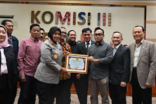 Komisi III DPR RI Beri Penghargaan ke Kapolres Metro Bekasi atas keberhasilan mengawal konflik antara Warga dengan Pengembang 