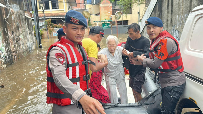Banjir 2 Meter Rendam Bangka V Jaksel, Brimob Evakuasi Warga