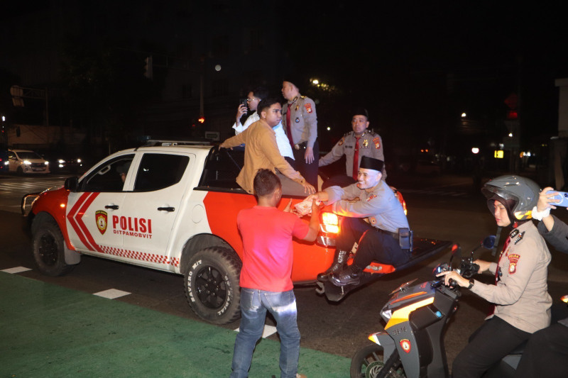 Ramadhan Berkah, Ditpamobvit PMJ Bersama Masyarakat Pecinta Polri Turun ke Jalan Bagikan Sahur