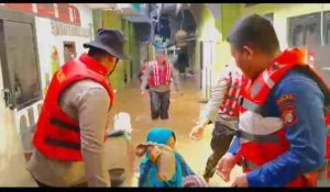 Polairud Polda Metro Jaya Evakuasi Warga Kebon Pala, Ketua RT: Apresiasi Tinggi dan Terima Kasih atas Kepedulian Polisi