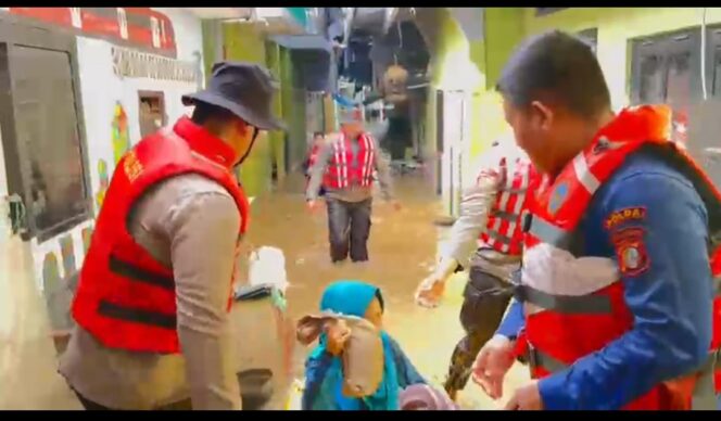 Polairud Polda Metro Jaya Evakuasi Warga Kebon Pala, Ketua RT: Apresiasi Tinggi dan Terima Kasih atas Kepedulian Polisi
