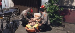 Polisi dan Damkar Evakuasi Warga Sakit dari Lantai Tiga di Pademangan Timur
