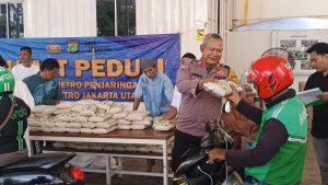 Peduli Sesama, Masjid Al Qohhar Salurkan 500 Paket Sembako untuk Pengemudi Ojol di Penjaringan