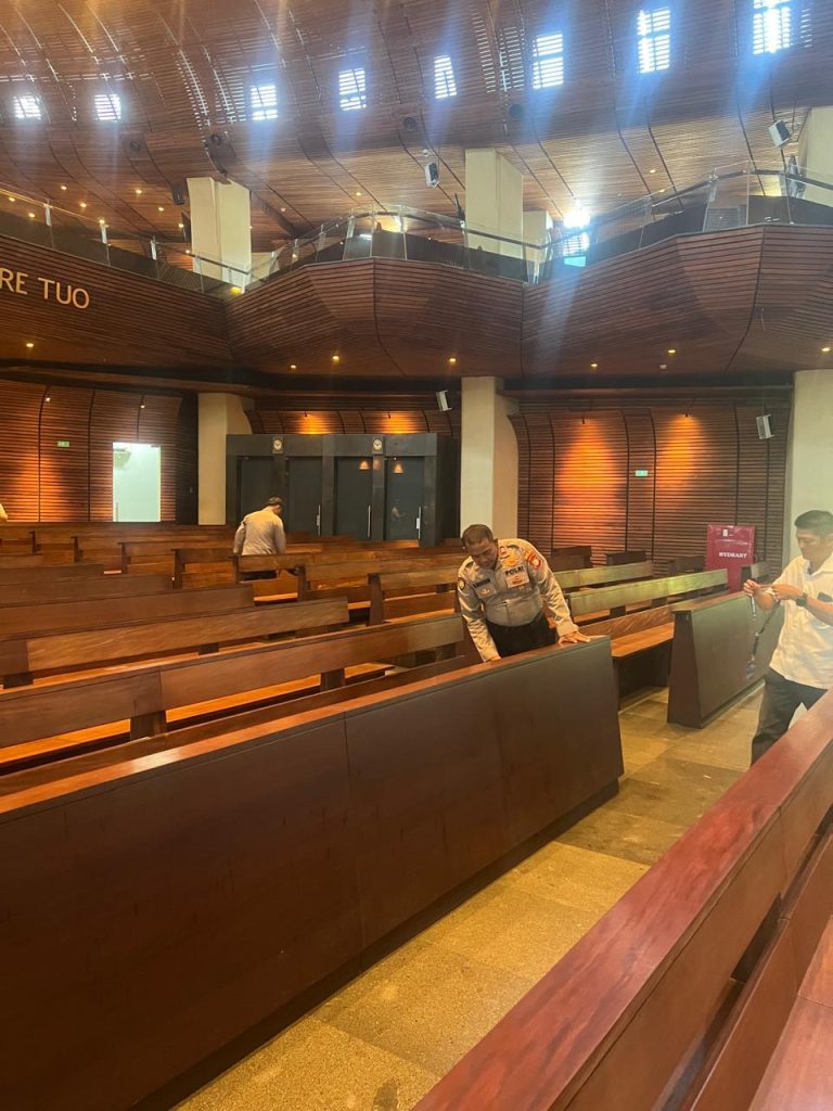 Ribuan Jemaat Ikuti Misa Kamis Putih di Gereja Stella Maris, Pengamanan Berlangsung Kondusif