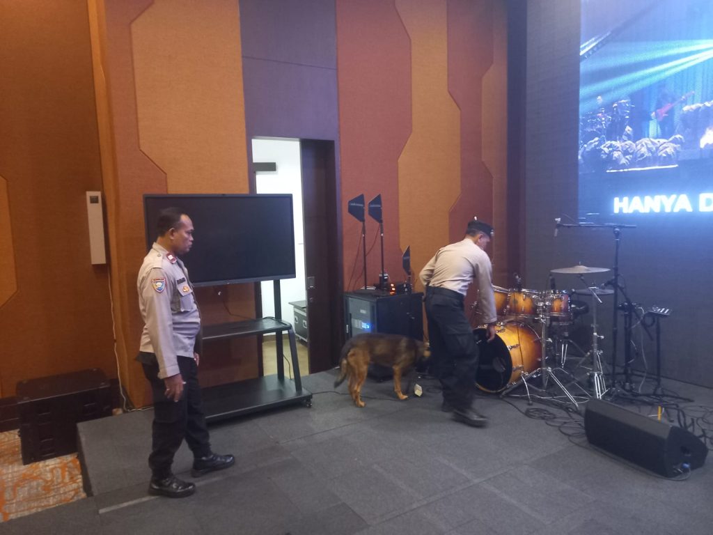 STERILISASI GEREJA GBI GILGAL CENTER, POLSEK METRO PENJARINGAN PASTIKAN KEAMANAN IBADAH KAMIS PUTIH