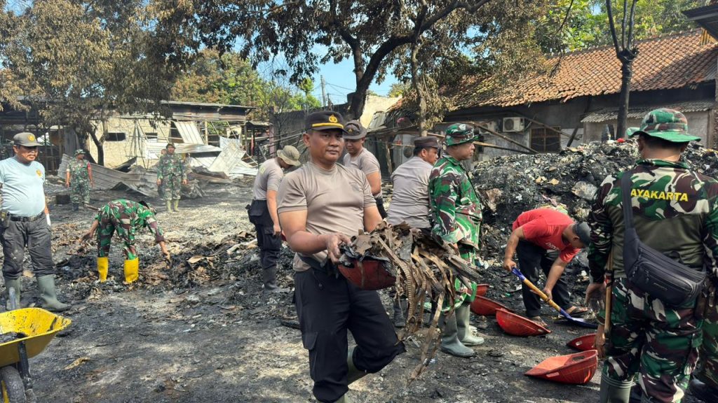 Polres Metro Bekasi Kota Bersama Masyarakat Bersihkan Dampak Ledakan SPBE Cimuning